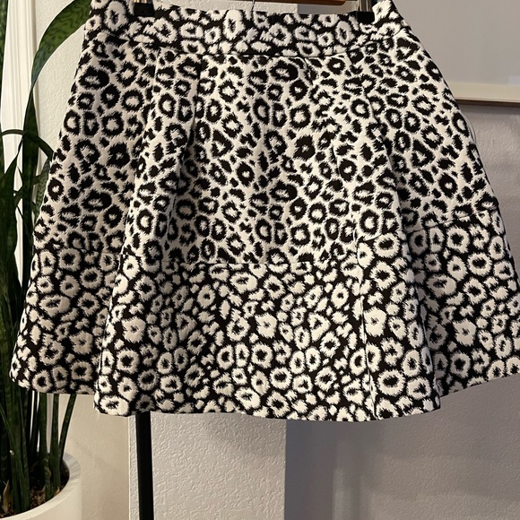 Adorable above the knee leopard skirt zipper closure in back - Picture 3 of 3